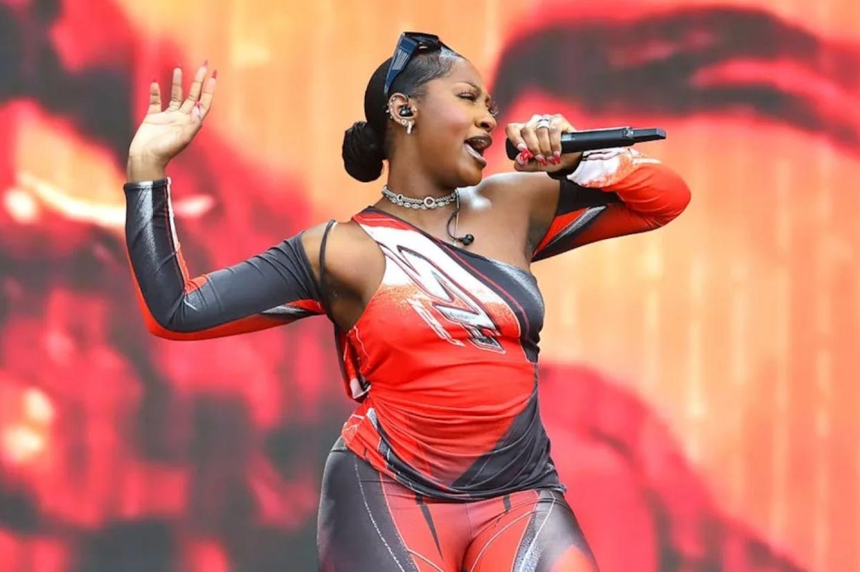 La estrella nigeriana Tems actúa en el Festival de Glastonbury (Reino Unido) en 2022. Jim Dyson/Getty Images