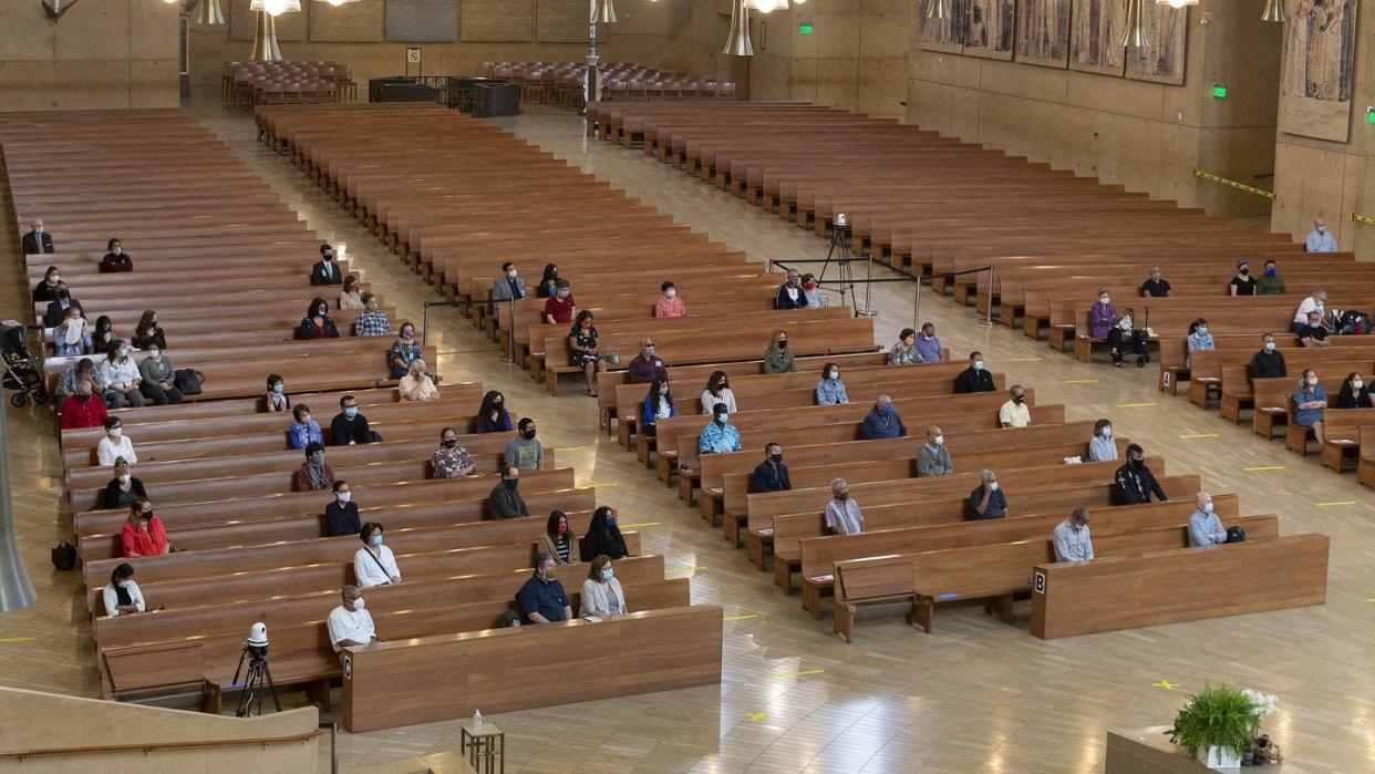 Gläubige sitzen mit Abstand voneinander in einer Kirche in Los Angeles. Kirchen müssen erstmal wieder ihren Betrieb einstellen.