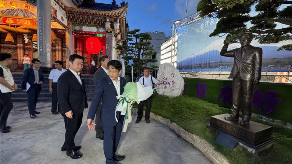 日本參議員訪問團今（2）日晚間到高雄紅毛港保安堂訪問，向前日本首相安倍晉三銅像獻花。（柯宗緯攝）
