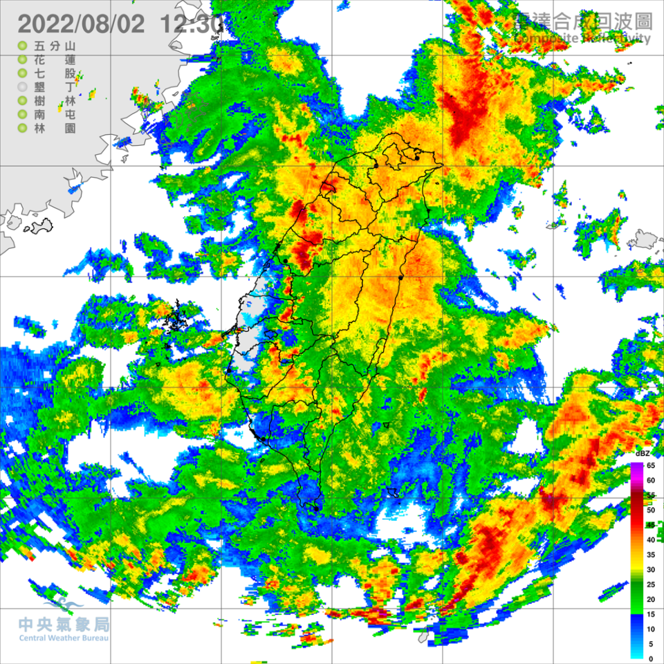 台灣被低壓帶壟罩，對流旺盛，尤其西半部降雨劇烈。(氣象局提供)