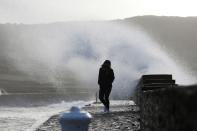 <p>Sur l’ensemble du pays, plus de 225 000 foyers étaient privés d’électricité à 9 heures, dont un quart rien qu’en Normandie. 2 000 agents et entreprises prestataires sont mobilisés pour rétablir le réseau. (AFP) </p>