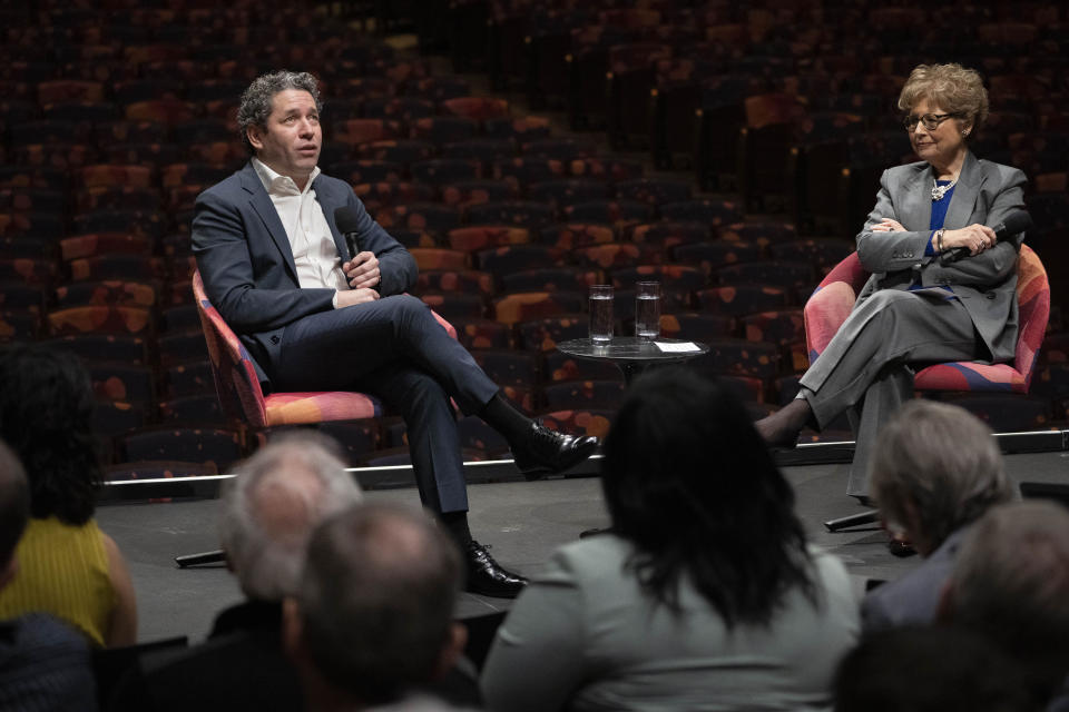 Gustavo Dudamel es presentado como el 27o director artístico y musical de la Filarmónica de Nueva York el 20 de febrero de 2023 en la renovada Sala David Geffen en el Lincoln Center para las Artes Escénicas en Nueva York. (Foto AP/John Minchillo)