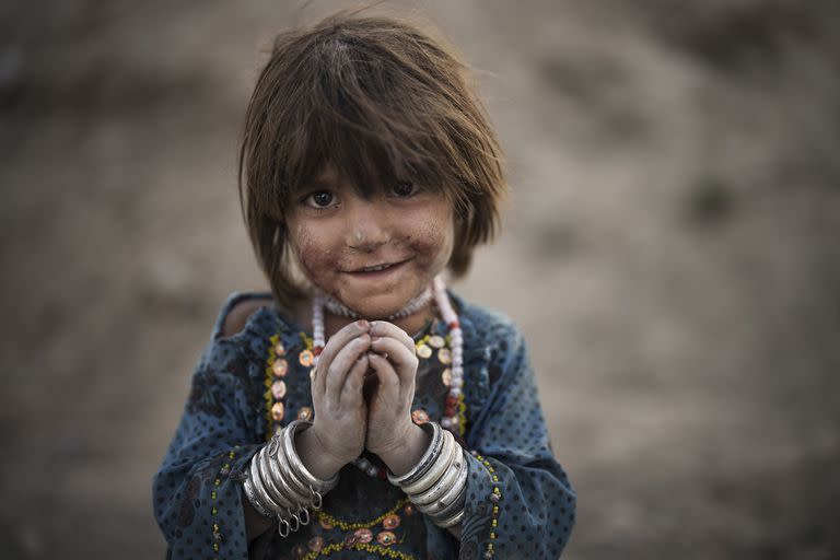 Laila posa para una foto el 27 de septiembre, mientras juega en un barrio pobre de Kabul, Afganistán, donde cientos de desplazados internos del este del país han estado viviendo durante años. 