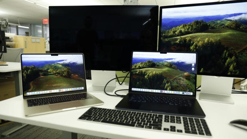Unfortunately, you can’t use two external monitors while the M3 MacBook Air is open. - Photo: Artem Golub / Gizmodo