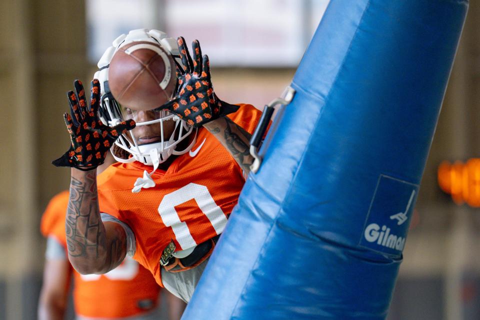 OSU running back Ollie Gordon II (0) makes a catch during football practice Saturday in Stillwater.