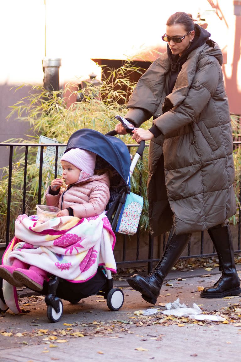 Siempre chic, Irina Shayk, la exmujer de Bradley Cooper, con su pequeña Lea De Seine