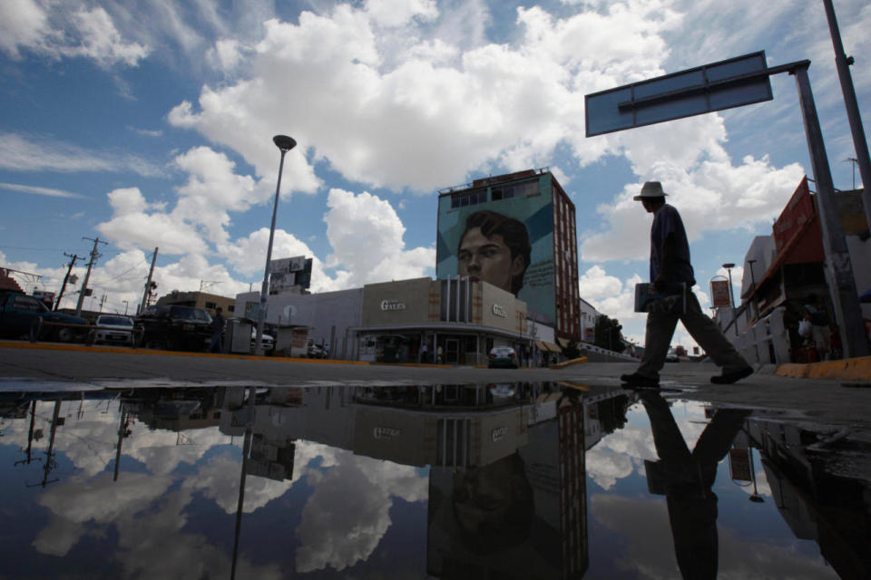 Nacido el 7 de enero de 1950 en Parácuaro, un pueblo del estado occidental de Michoacán, Juan Gabriel se mudó en la adolescencia a Ciudad Juárez, fronteriza con Estados Unidos, país donde también movía masas entre los inmigrantes latinos. / Foto: Ciudad Juárez, Chihuahua, Reuters