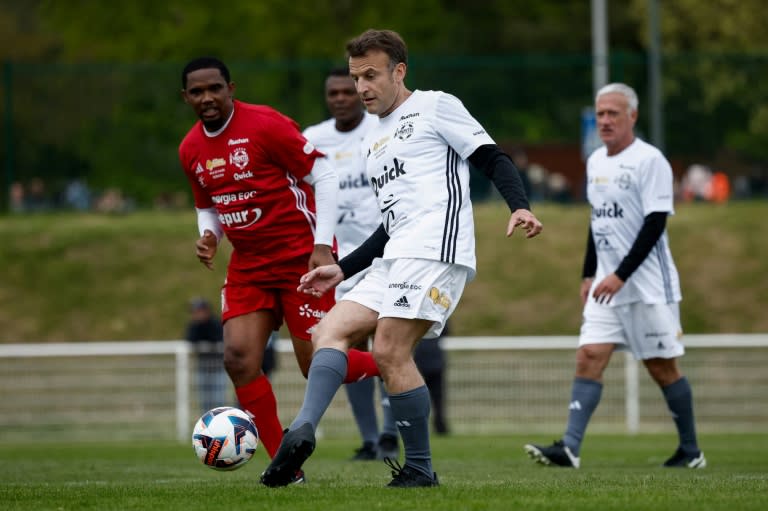 El presidente francés, Emmanuel Macron, chuta durante un partido benéfico organizado por el Variétés Club de France en favor de los niños y adolescentes hospitalizados, en el estadio Bernard Giroux de Plaisir, cerca de París, el 24 de abril de 2024 (Benoit Tessier)