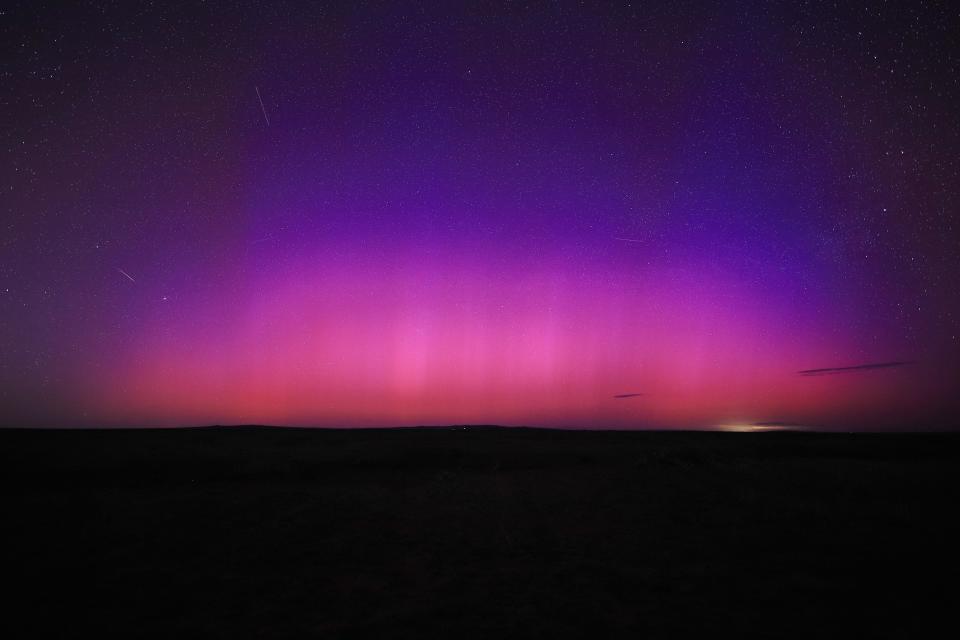 La aurora boreal brilla en el cielo de la región autónoma china de Mongolia Interior el 11 de mayo de 2024. / Crédito: VCG/VCG vía Getty Images