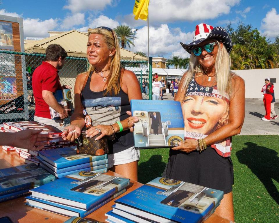 Las simpatizantes Nicolle Durie, a la izquierda, y Sue Breitweiser, de Cayo Hueso, compran un libro sobre el ex presidente Donald Trump mientras entran en el recinto antes de su presentación nocturna en el Ted Hendricks Stadium del Henry Milander Park, en Hialeah, el miércoles 8 de noviembre de 2023. Pedro Portal/pportal@miamiherald.com