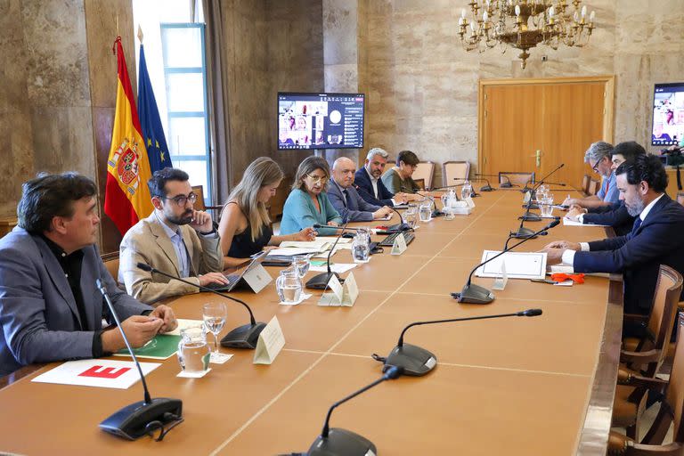 La vicepresidenta tercera del Gobierno de España, Teresa Ribera, informa a funcionarios sobre el acuerdo de la UE para bajar el consumo de gas