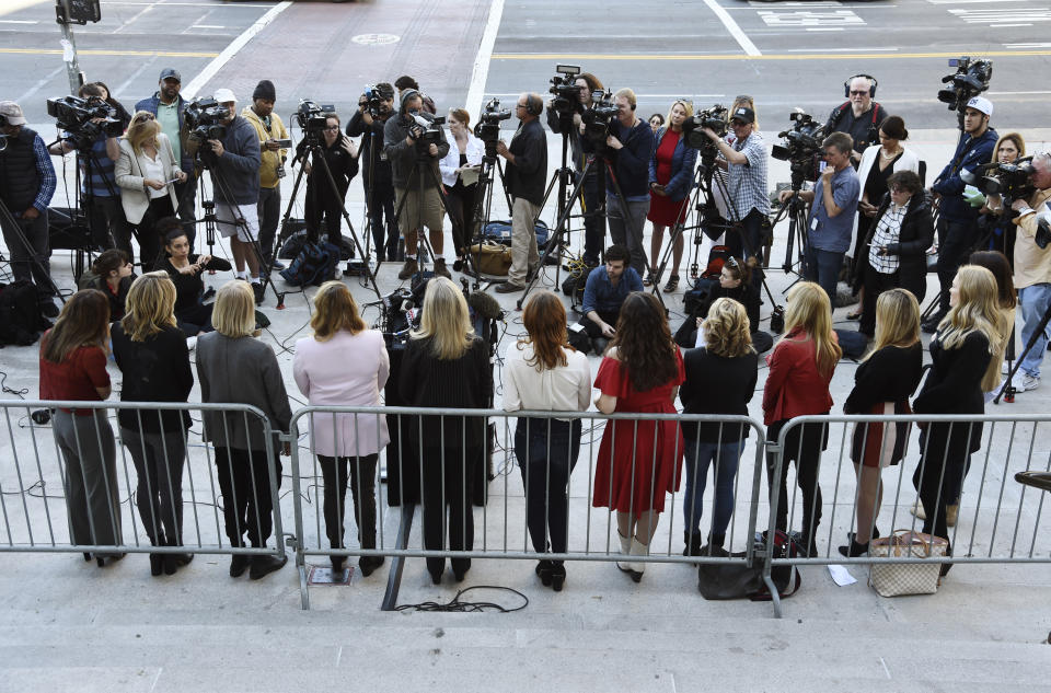 ARCHIVO - Un grupo de mujeres que han denunciado una presunta conducta sexual inapropiada del productor de Hollywood Harvey Weinstein y que se refieren a sí mismas como las "Silence Breakers" (Mujeres contra el silencio), se enfrentan a los medios durante una conferencia de prensa en el Ayuntamiento de Los Ángeles, el martes 25 de febrero de 2020, en Los Ángeles. El jueves 25 de abril de 2024, el máximo tribunal de Nueva York anuló la condena por violación de Harvey Weinstein en 2020 y ordenó un nuevo juicio. (Foto AP/Chris Pizzello, archivo)