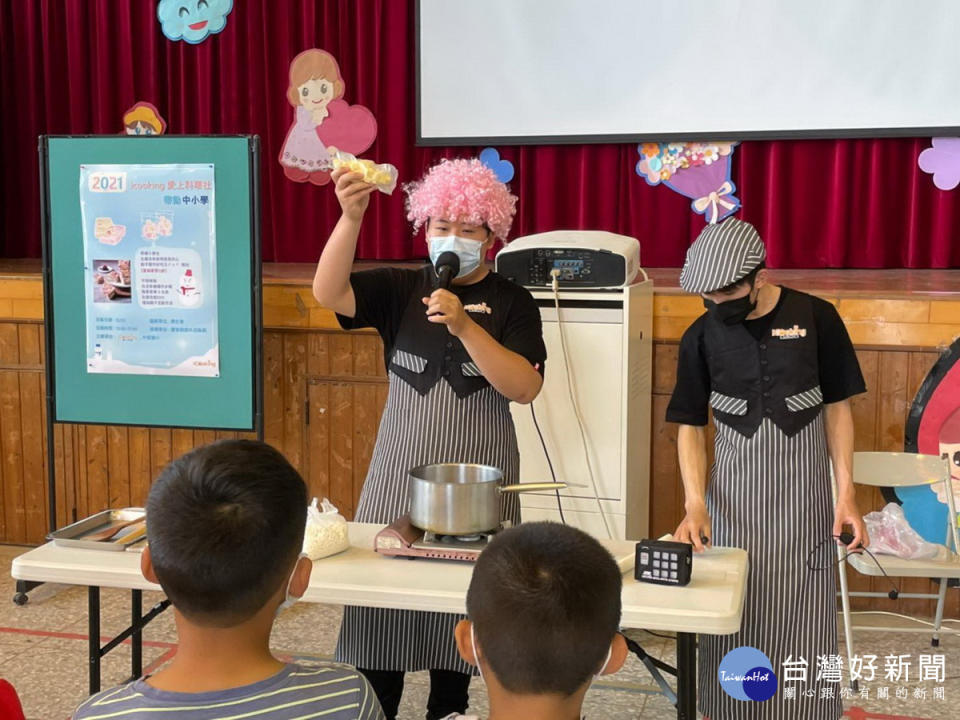 南開科大愛上料理社同學指導國小學童做聖誕點心。（南開提供）