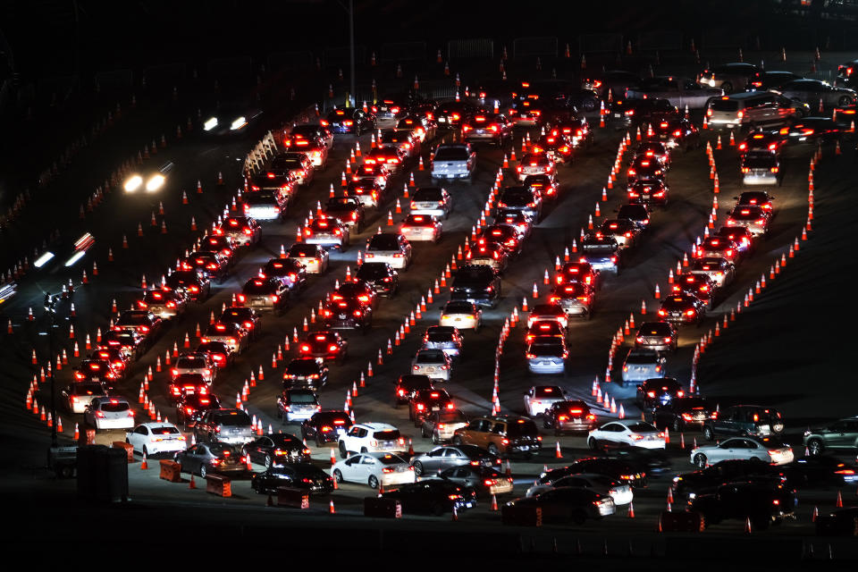 Image: Coronavirus test line in Los Angeles (Ringo H.W. Chiu / AP)