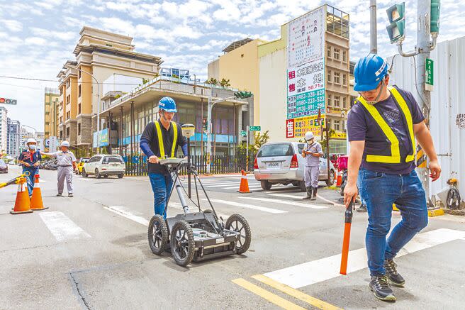 新竹縣政府要求豐采520建商例行性做透地雷達檢測，3日進場監測莊敬六街、勝利一路、勝利二路及自強北路。（羅浚濱攝）