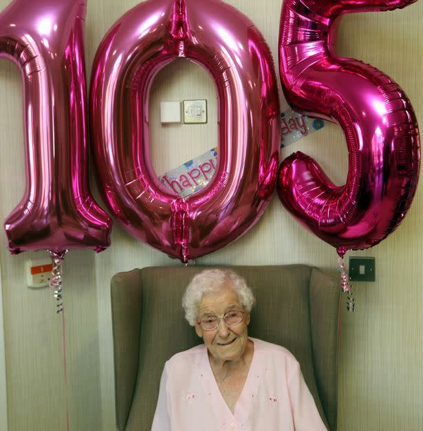 Una ocasión especial. “Cuando el hogar de ancianos se puso en contacto con nosotros y nos comunicó el deseo de Ivy, todos estábamos más que dispuestos a ayudar y a celebrar un cumpleaños tan trascendental”, aseguró Escott en diálogo con Metro.    