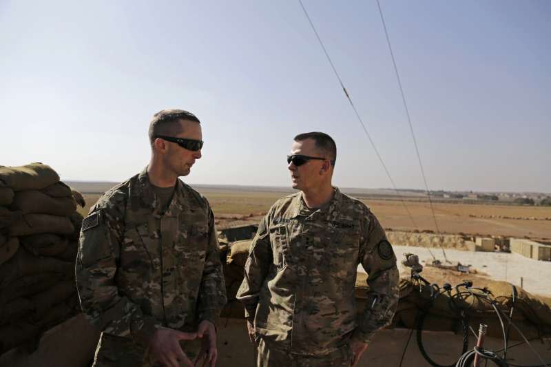 美國打擊伊斯蘭國聯軍司令方克中將（右）與陸軍上尉史基諾（Timothy Skinner）（AP）