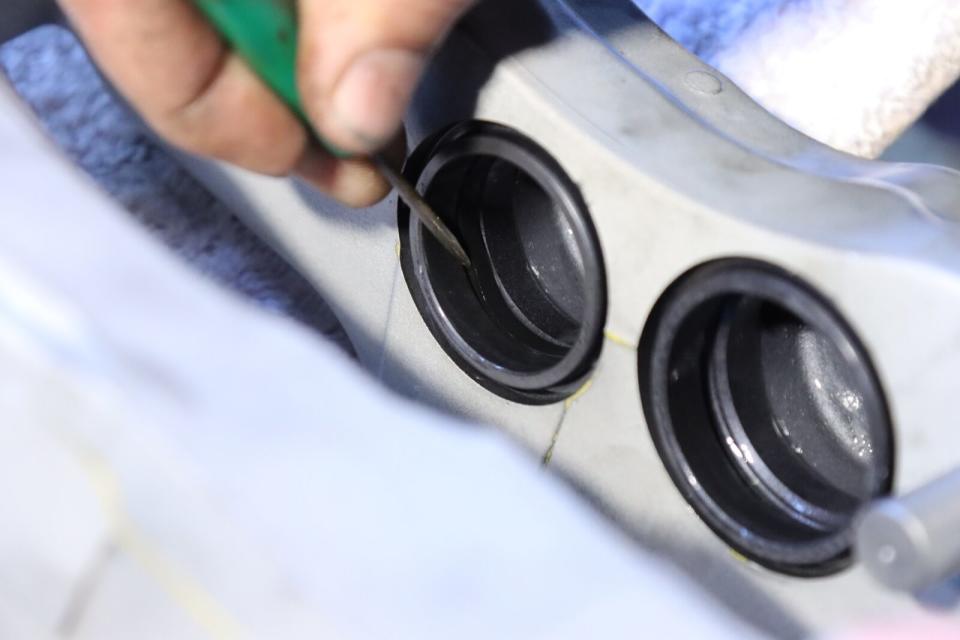 接著利用工具小心取出活塞室內的油封，這條O型油封也是用來阻絕煞車油外漏的重要零件。