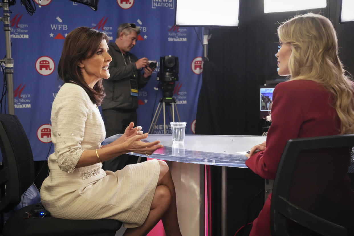 Nikki Haley, candidata presidencial republicana, habla con Megyn Kelly después del cuarto debate para las primarias presidenciales republicanas en Tuscaloosa, Alabama, el 6 de diciembre de 2023. (Nicole Craine/The New York Times)
