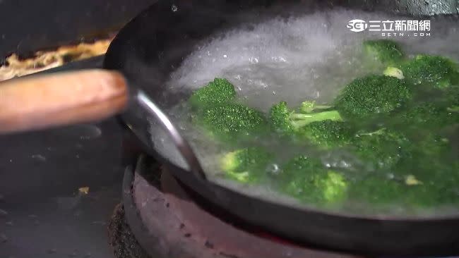 若吃到含微量放射性的食品或是接觸到輻射，洪東榮醫師喊話大家不必恐慌，因為人體內有修補機制，或是可以透過多攝取抗氧化物的蔬果，減少DNA的傷害持續存在。（示意圖／資料照）