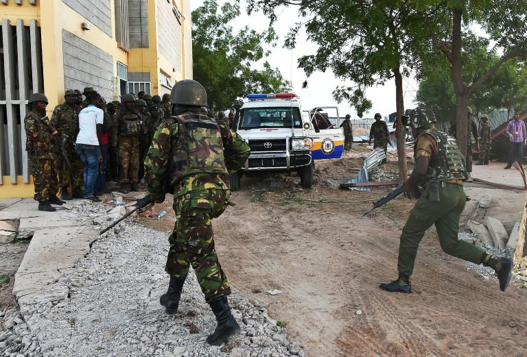 Kenyan soldiers run towards Garissa University campus after an attack on April 2, 2015