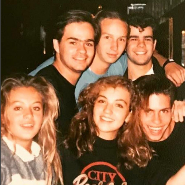 <p>¡Aquellos buenos tiempos!.. Paulina, Aben, Erik, Capetillo, Thalia y Diego. Crédito: Raulina Rubio/Instagram </p>