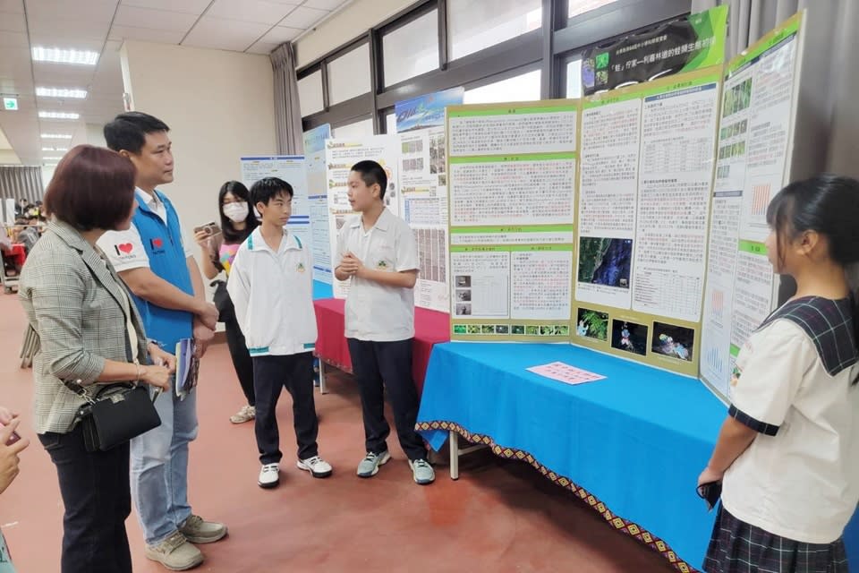 寶桑國中科展團隊以利嘉林道為研究樣區，探究莫氏樹蛙較常停棲的植物種類，獲臺東縣第64屆科展生物科首獎。