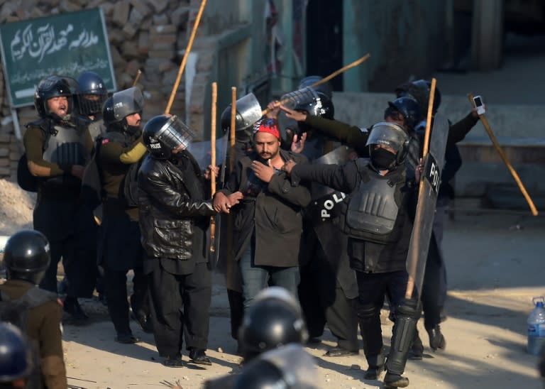 Activists of the hardline Islamist group Tehreek-i-Labaik Yah Rasool Allah Pakistan have virtually paralysed Pakistan's capital Islamabad for weeks