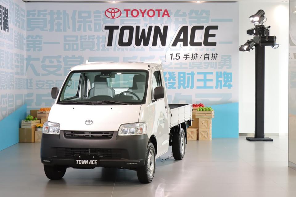 2-10-toyota-town-ace-truck