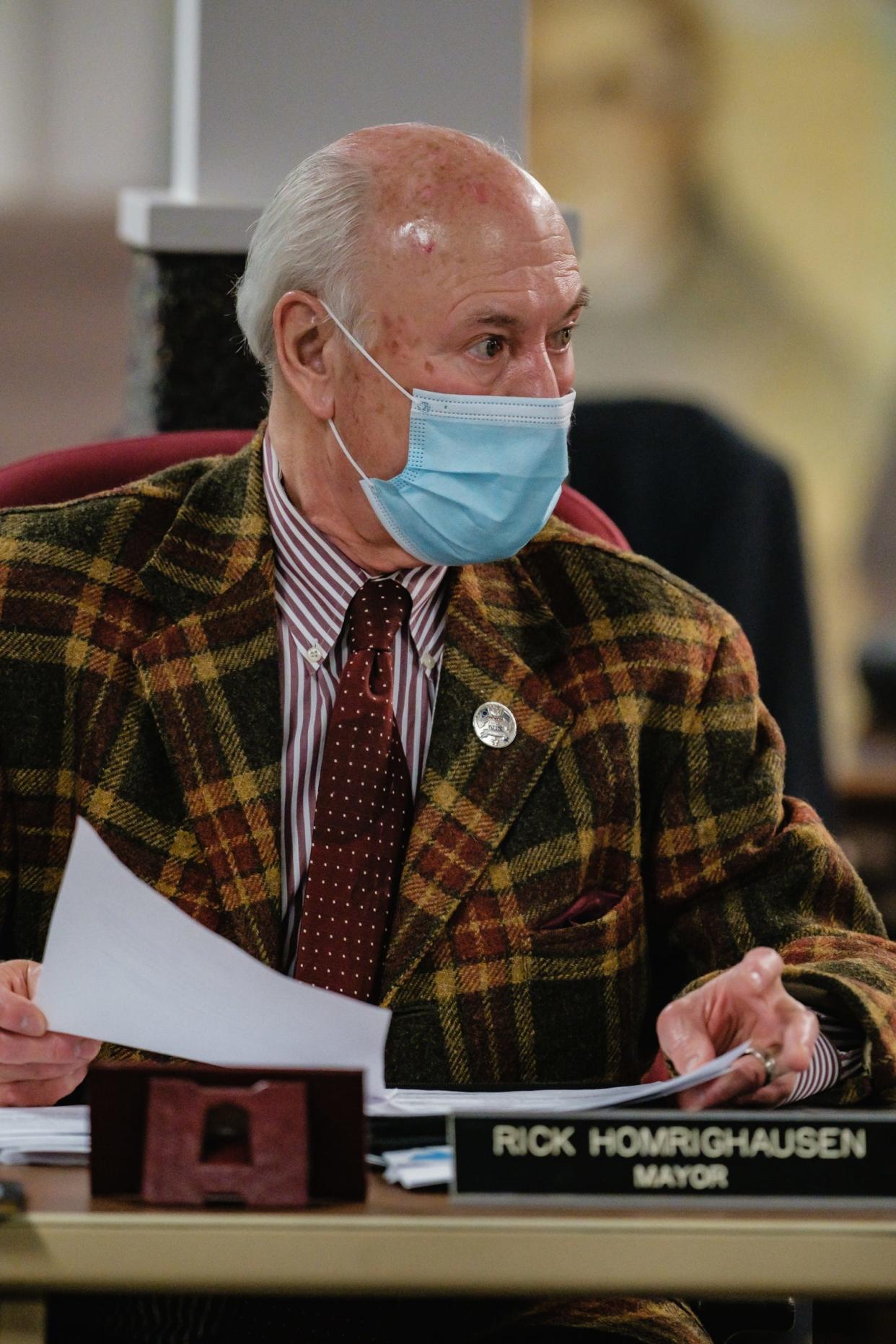 Mayor Richard Homrighausen answers questions during the city council meeting, Tuesday, Jan. 18, 2022.