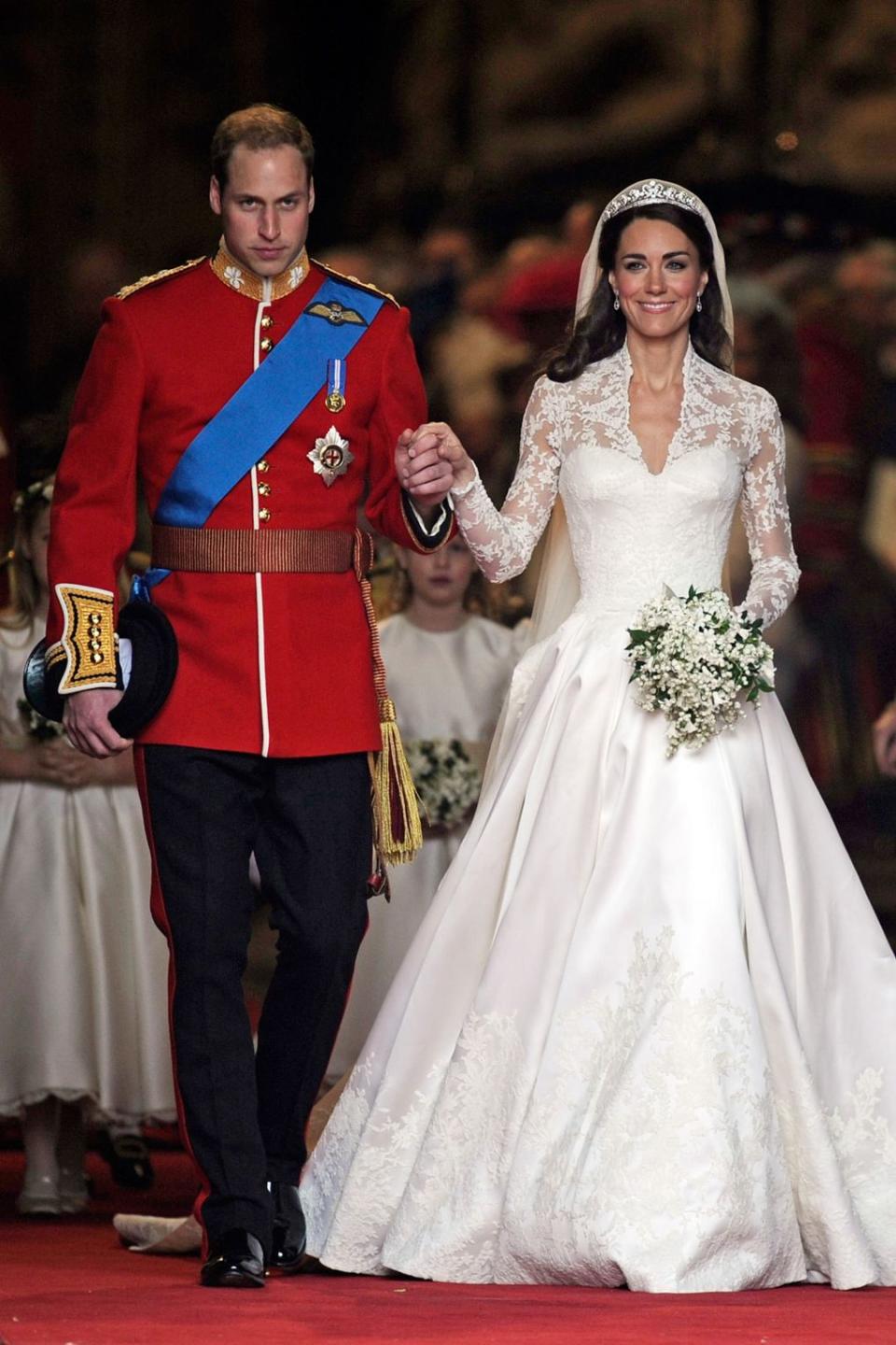 <p>Pour son grand jour avec le Prince William, le 29 avril 2011, Catherine Middleton voit les choses en grand : sa robe Alexander McQueen (signée par Sarah Burton) est une merveille. Traîne (2m50), tulle, dentelle… tout est magnifique. La robe fut un secret bien gardé jusqu’au jour J. Crédit : Getty </p>