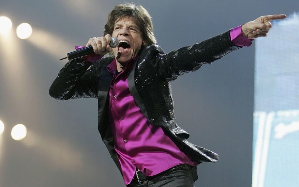 In Corona-Zeiten nicht mehr vorstellbar: Am 18. Februar 2006 spielten Mick Jagger (Bild) und seine Rolling Stones an der Copacabana in Rid de Janiero. Geschätzt 1,5 Millionen Zuschauer sahen den Auftritt im Rahmen ihrer "A Bigger Bang"-Tour damals, es war eines der größten Live-Konzerte aller Zeiten. Welche legendären Künstler ebenfalls ein Millionenpublikum anzogen, zeigt die Galerie ... (Bild: Junko Kimura/Getty Images)