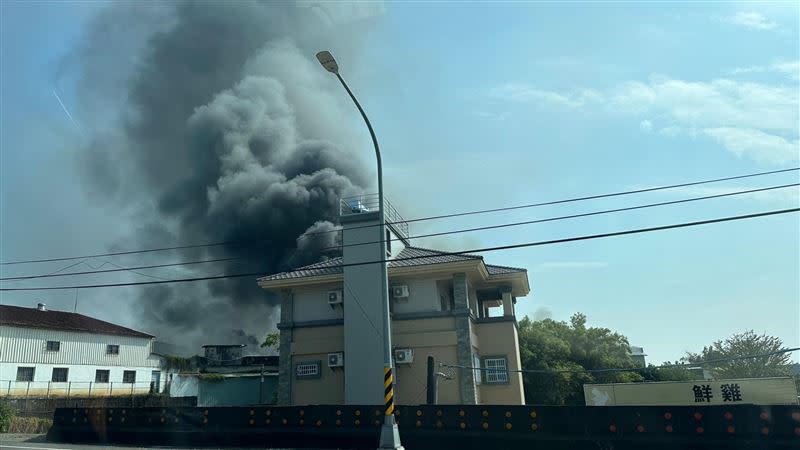 鳥松區北平路廠房火警，大批警消趕抵救援中。（圖／翻攝記者爆料網）