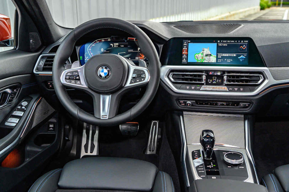 全新世代 BMW 320i M Sport 搭載 BMW 全數位虛擬座艙含智能衛星導航系統，並配備 12.3 吋虛擬數位儀錶及 10.25 吋中控觸控螢幕。