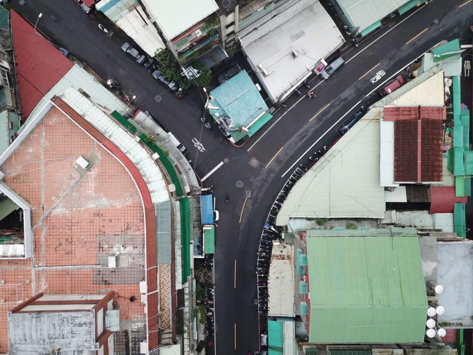 ▲「反弓煞」房屋常遭遇橫禍，若是車速過快煞車不及，常會衝進屋內。