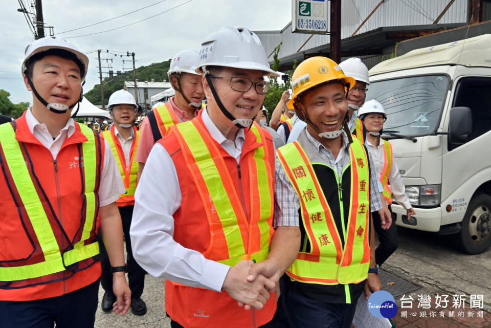 行政院長卓榮泰視察「台電公司桃園區處穩定供電作業」，為工作人加油打氣。