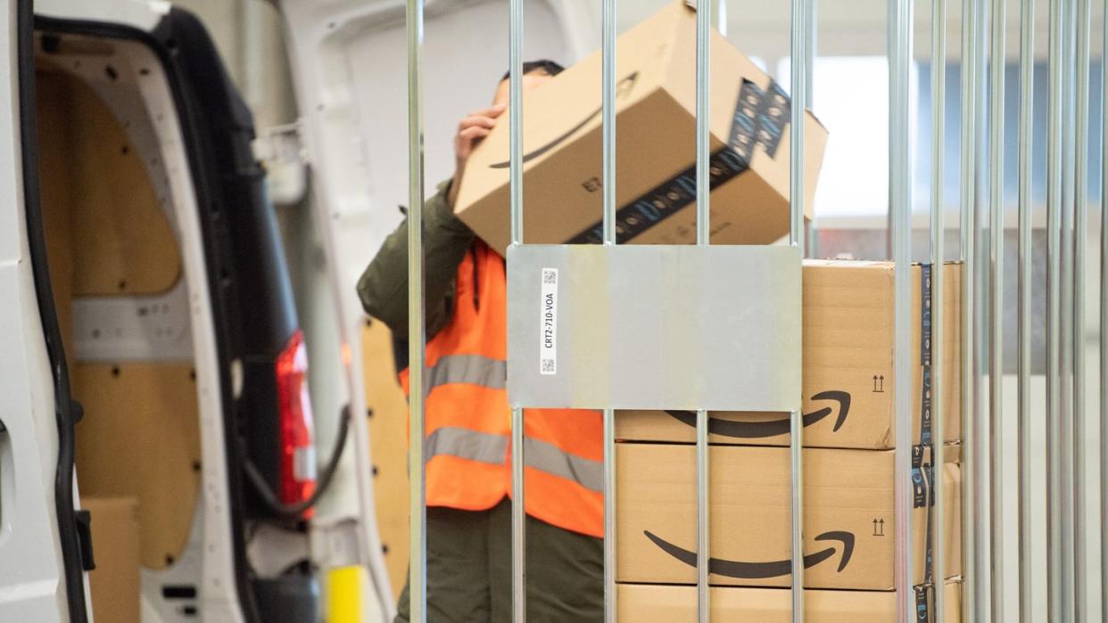 Pakete in einem Amazon-Verzeilzentrum im sächsischen Lampertswalde.