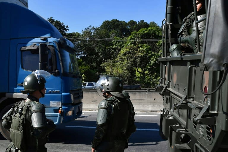 Soldiers take part in an operation to clear highway Regis Bittencourt, 30 km from Sao Paulo, on May 30, 2018 as a truckers' strike against rising fuel costs