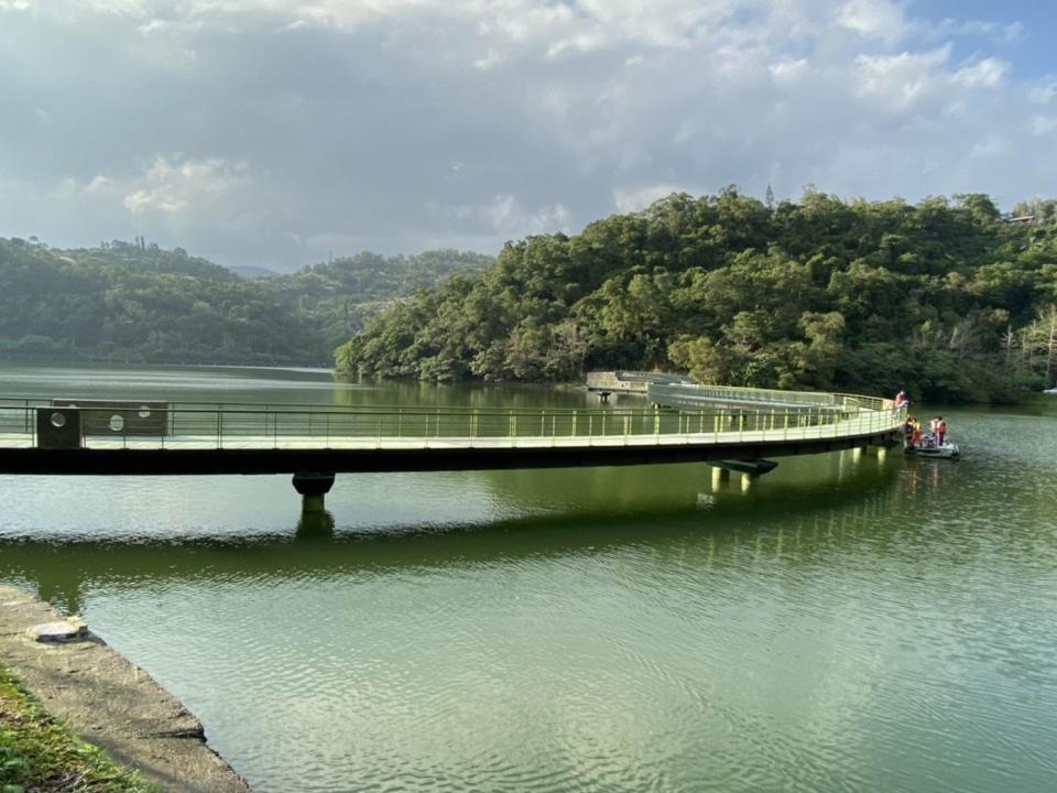 <p>The bridge crossing over the Longtan lake looks like a dragon resting on the lake.  (Courtesy of Department of Business and Tourism, Yilan County Government)</p>
