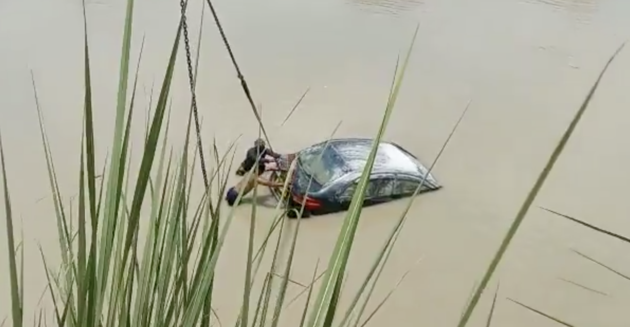 Screengrab from a video of a car being pulled out of the Ganges canal in India’s Uttar Pradesh state (Alok Pandey/Twitter)