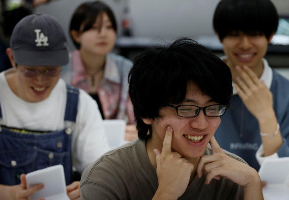 正在「微笑培訓班」練習微笑的東京藝術學校學生。路透社