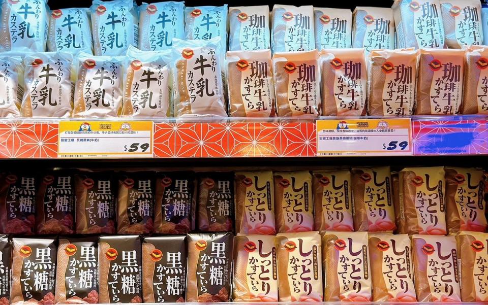 唐吉訶德「日本零食」TOP12 這系列的長崎蛋糕除了濃郁的原味，還有牛奶、咖啡牛奶、黑糖等人氣口味 圖片來源：LOOKin編輯拍攝