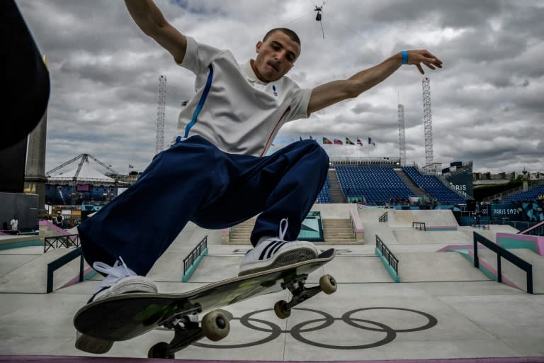 El francés Vincent Milou practica en las instalaciones de skateboard de la plaza de la Concordia, el 23 de julio de 2024 en París (Jeff Pachoud)