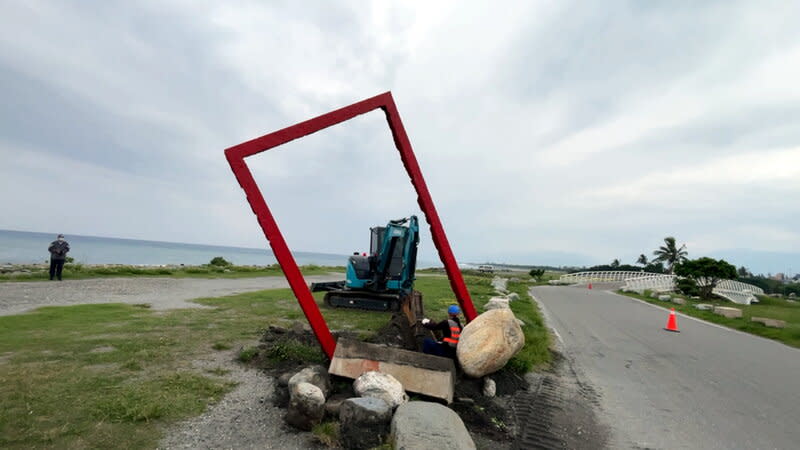 台東海濱公園打卡熱點「大相框」因腐鏽拆除 台東市海濱公園被民眾當作「大相框」打卡的裝置藝 術「千變萬畫」，因鐵質材料腐鏽有危險，台東市公 所9日拆除。 中央社記者盧太城台東攝  113年5月9日 