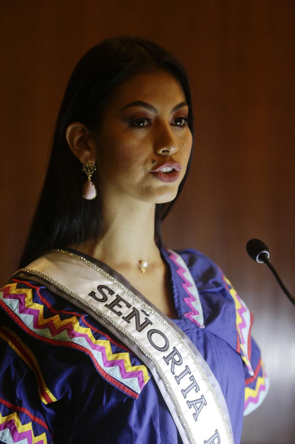 Miss Panamá Rosa Iveth Montezuma, con un vestido tradicional indígena, habla ante estudiantes de secundaria en la Cámara de Comercio, Industrias y Agricultura de Panamá en Panamá en una fotografía del 10 de octubre de 2018. Montezuma es la primera mujer indígena en ganar el título de Miss Panamá. (Foto AP/Arnulfo Franco)