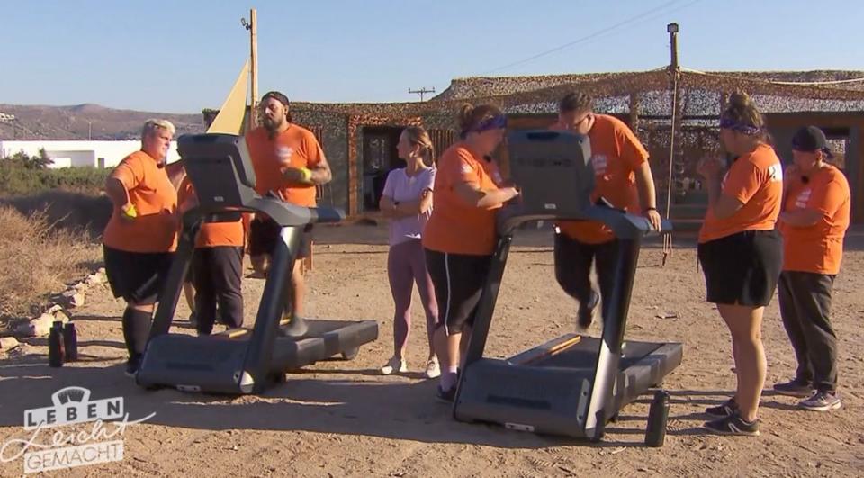 Innerfarblicher Wettkampf: Team Orange-Lila (rechts) und Team Orange-Gelb wetteifern, wer in 20 Minuten mehr Laufband-Kilometer schafft. (Bild: SAT.1)