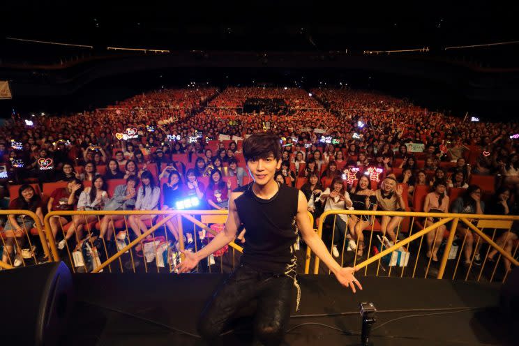 Bii takes a picture with fans at his first concert in Singapore (Photo: KKBOX)