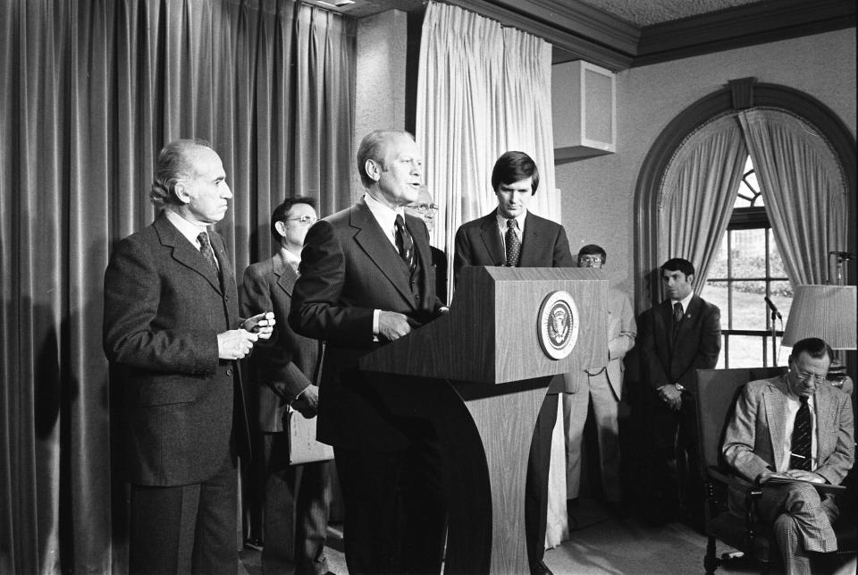 Ford announces the national swine flu immunization program in the White House press briefing room on March 24, 1976. Also shown are polio vaccine pioneers Jonas Salk (left) and Albert Sabin (right) and the secretary of health, education and welfare, David Mathews (far right). (Photo: <a href="https://www.fordlibrarymuseum.gov/images/avproj/pop-ups/A8922-05A.html" target="_blank">Ricardo Thomas/Courtesy Gerald R. Ford Library</a>)