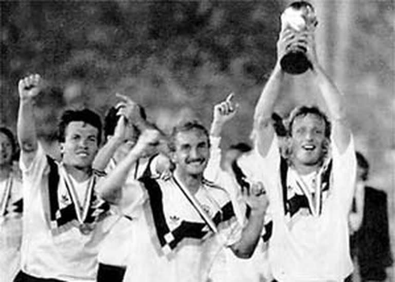 Alemania, campeón en 1990: la alegría de Matthaeus, Všller (hoy DT) y Brehme, con la Copa