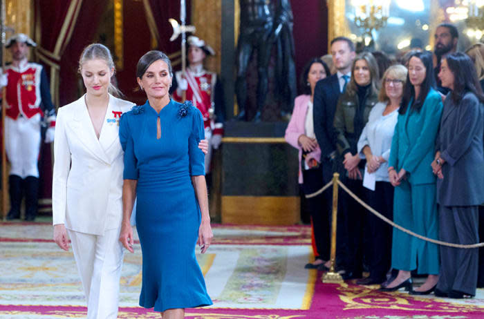 El abrazo de la princesa Leonor a su madre, la reina Letizia